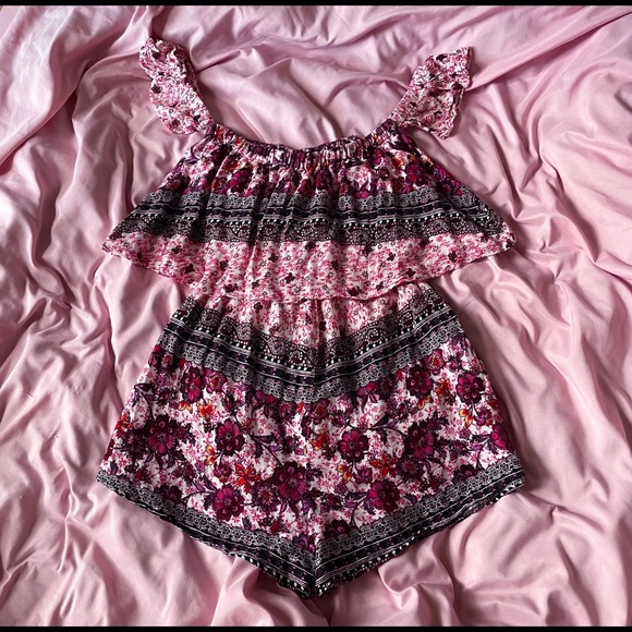 SOLD-OUT LF Stores Seek the Label Boho-Chic Pink Romper w/Ruffle Sleeves - Picture 2 of 2